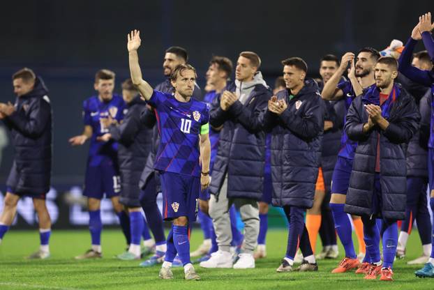 Slavlje hrvatskih igrača nakon pobjede u suretu sa Škotskom