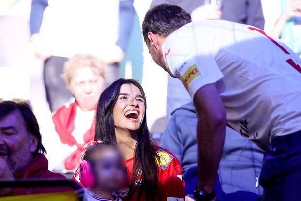 Duvnjak je izazvao pomutnju na tribinama. Navijao sa suprugom