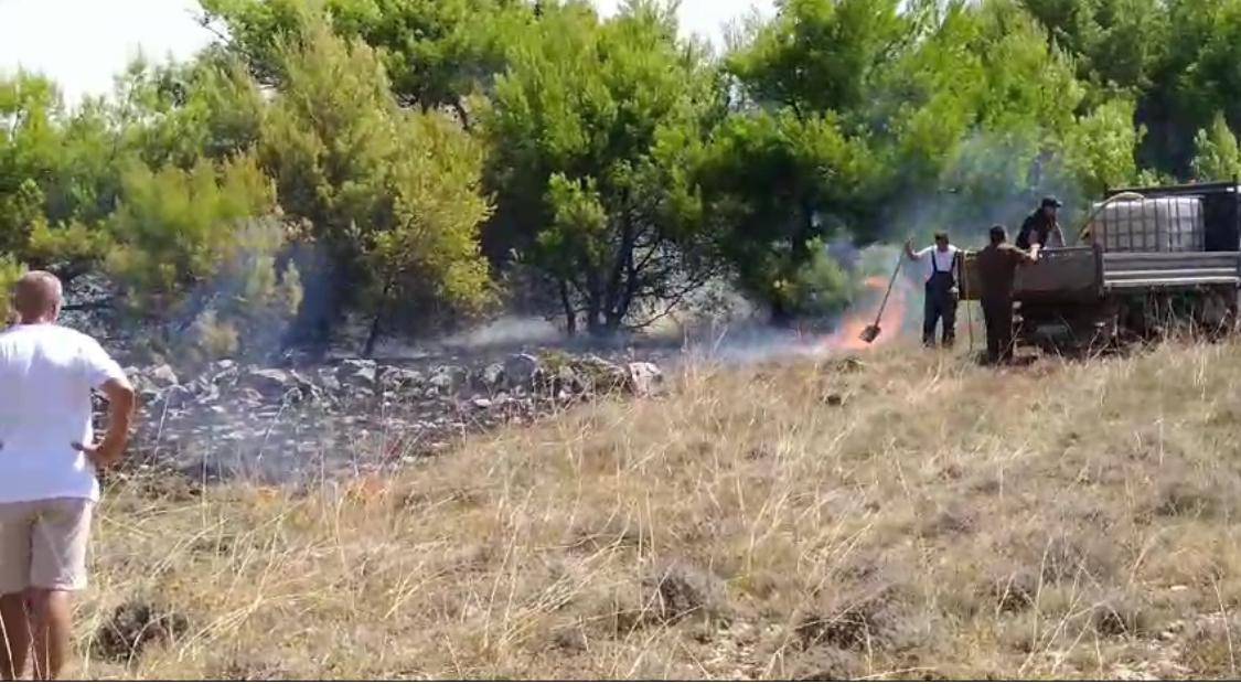 VIDEO Dramatične scene s Vira: Kuća je blizu, vatra se širila baš brzo. Kanaderi su nas spasili!