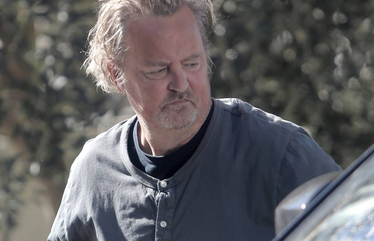 Matthew Perry nekad je bio omiljeno lice TV ekrana, a danas izgleda neprepoznatljivo