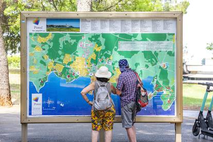 Poreč su već zaokupirali brojni turisti: Uživaju u odmoru i šetnji