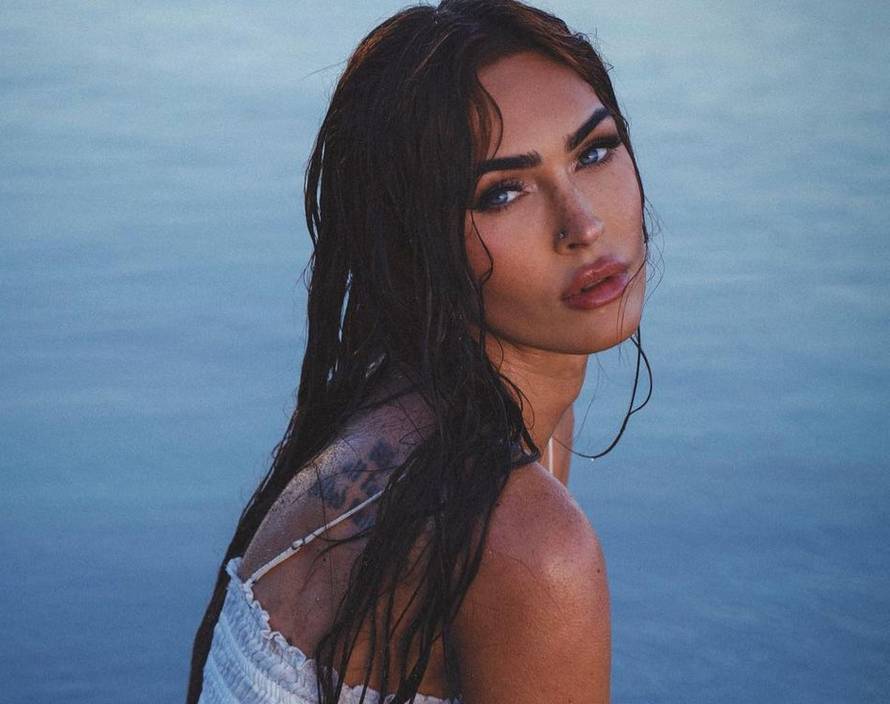 Megan Fox ponovno uskočila u plićak i pozirala: Haljina joj se smočila, potpuno je prozirna...