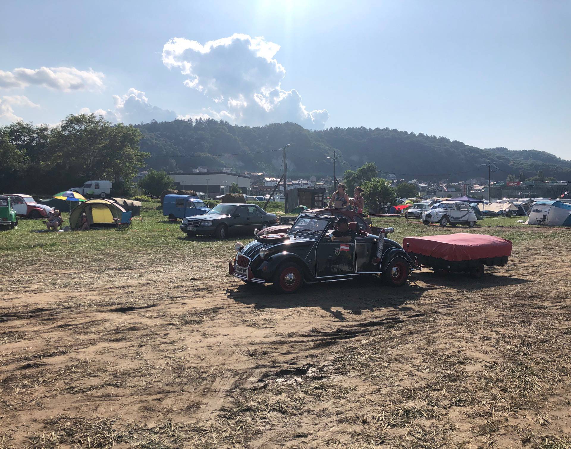 Spačeki okupirali Trg: Ma ovo je naš automobilski Woodstock