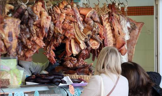 FOTO Bogata ponuda delicija od suhog mesa u &Scaron;ibeniku: Ovo su cijene bunceka, kobasica...
