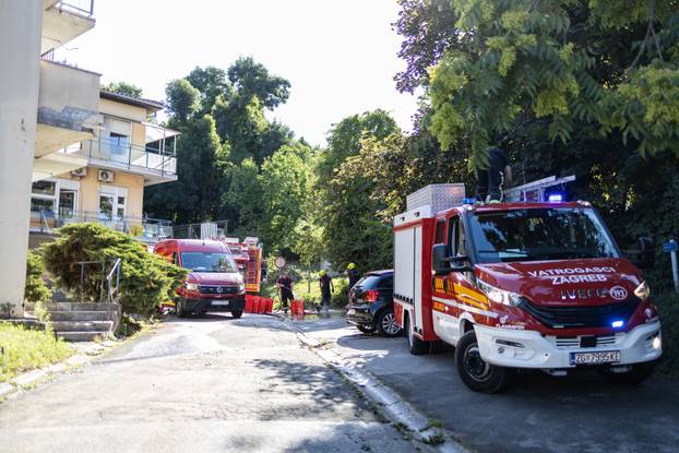 
Zagreb: Pukla cijev, voda prodrla u bolnički podrum u Rockefellerovoj