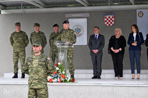 FOTO Suze i zagrljaji u Požegi: 900 novih ročnika položilo prisegu, među njima i 53 žene