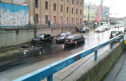 U sudaru tri automobila u Osijeku, ozlijeđeno dvoje ljudi