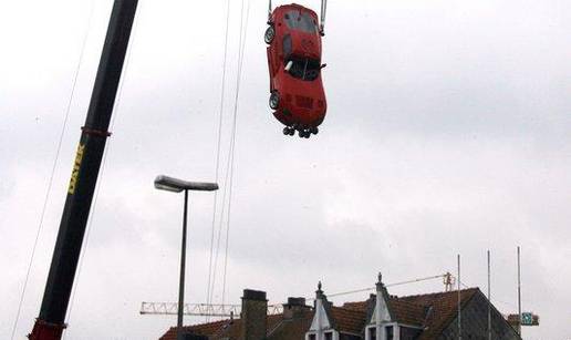 Novi Dodge "izveo" bungee jumping u Bruxellesu