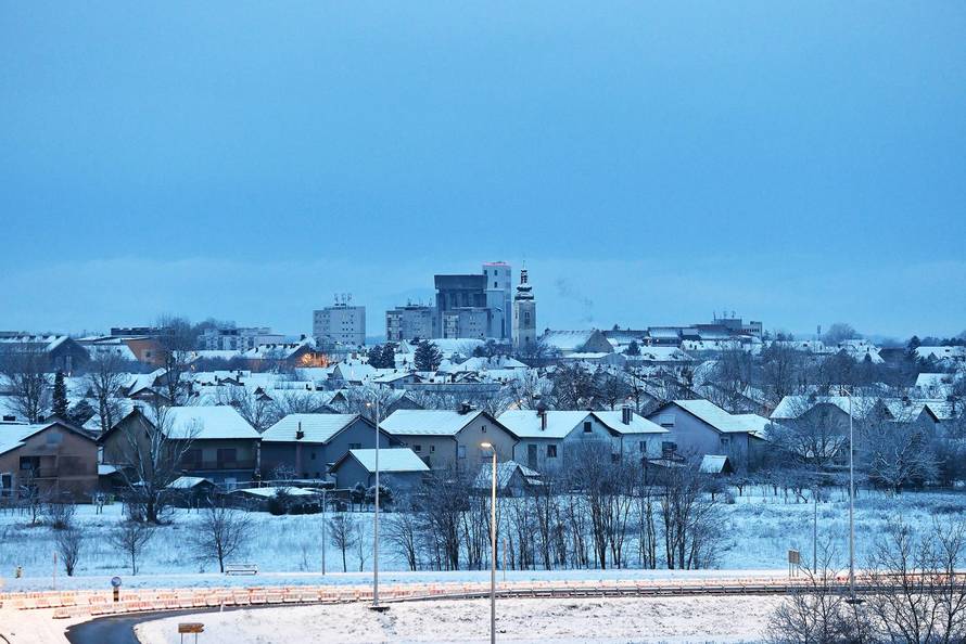 Hladno jutro u Čakovcu prekrivenom snijegom