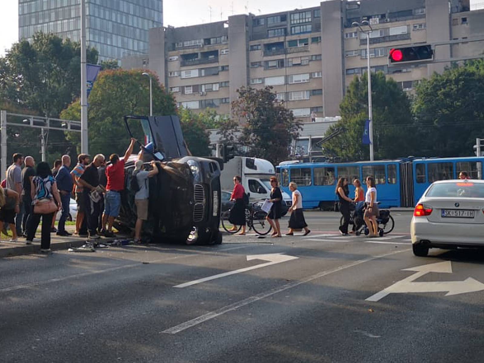 BMW završio na boku, građani izvlačili vozača i ženu iz auta