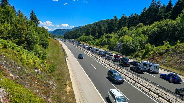 Otočac: Kolona prije tunela Plasina u smjeru Dubrovnika