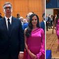 Mlohavog Vučića supruga čvrsto drži na ceremoniji Vidovdana...
