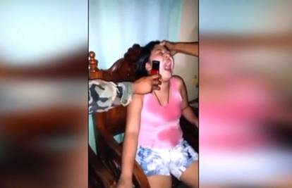 Bizarna snimka: Djevojka vrišti dok se na njoj vrši egzorcizam