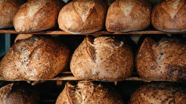 Laži o kruhu u koje većina još vjeruje: Onaj bijeli nas deblja, a zamrzavanje je dobra opcija