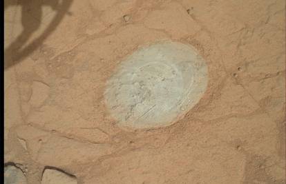 Rover Curiosity čisti na Marsu, očetkao stijenu koju istražuje