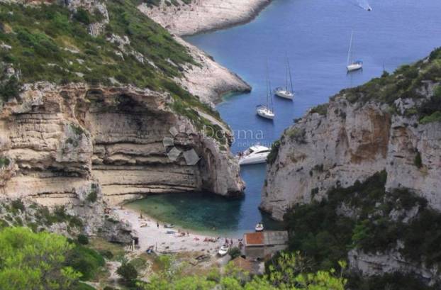 Idila na Hvaru: Kamena kuća sa 'svojom' plažom i privatnim vezom za 3,5 milijuna eura