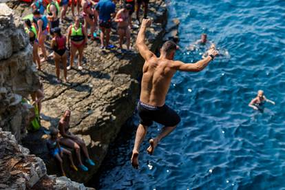 FOTO Lude akrobacije na plaži u Puli: Kupači 'lete' sa stijena, evo kako se bježi od vrućina...