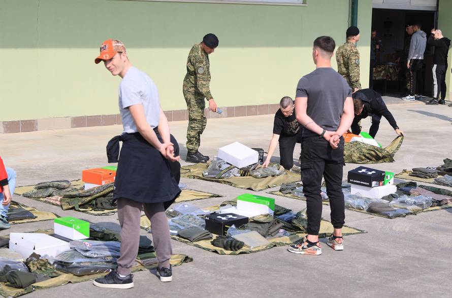 Ministar Anušić i general Kundid na prvom danu TVO-a na Slunju