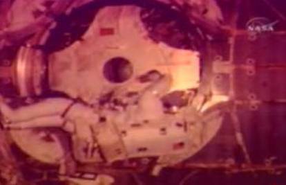 Astronauti iz Atlantisa na prvoj šetnji svemirom