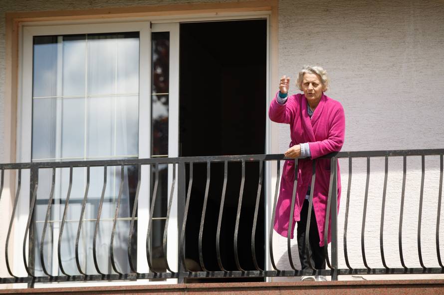 Deložirali obitelj iz kuće, žena živi u njoj okružena zaštitarima: 'Uzeli su nam dom na prevaru'