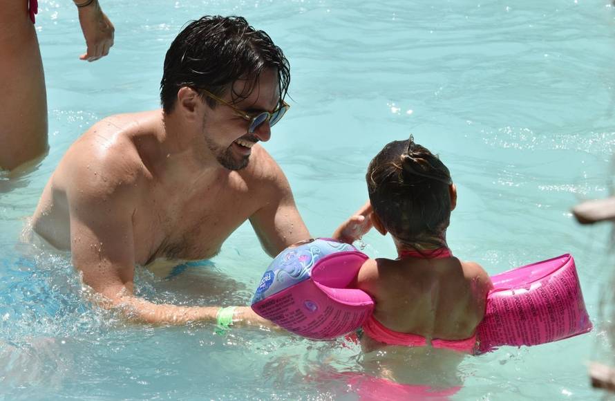 Jole čeka sina: Priredio feštu, a kćeri smišljaju ime za brata...