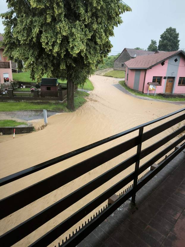 FOTO Ovo su posljedice oluje na sjeveru Hrvatske: Poplavljene ulice,  sve službe izašle na teren