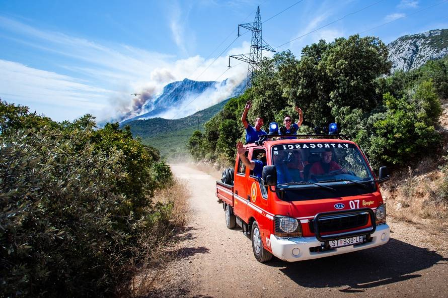 Četiri kanadera gase veliki pozar iznad Kaštel Sućurca