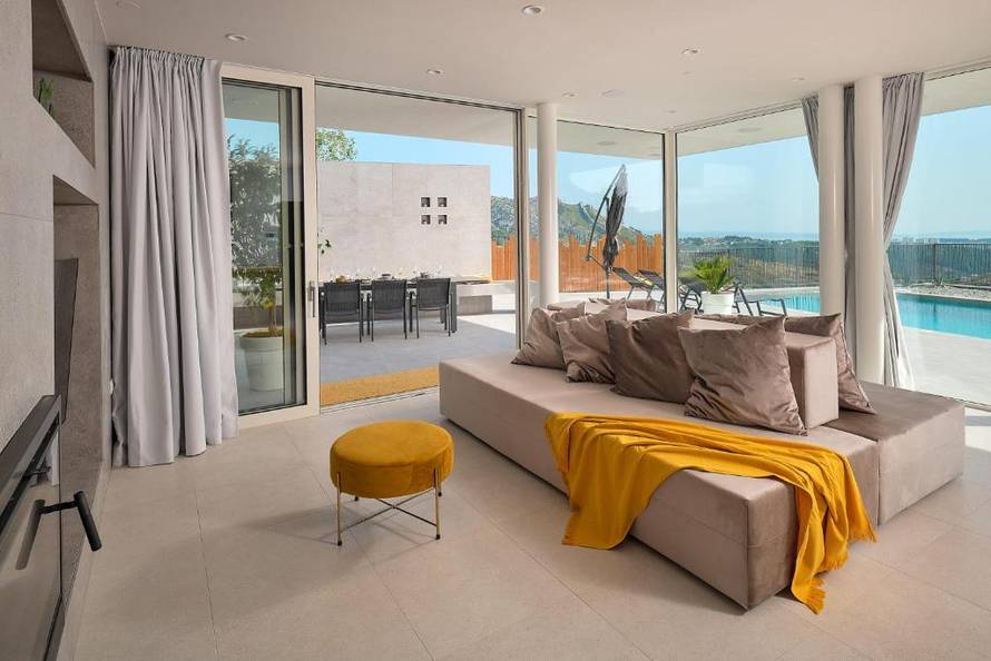 FOTO HDZ-ov ministar turizma iznajmljuje lukuznu vilu u Klisu, evo za koliko je spustio cijene!