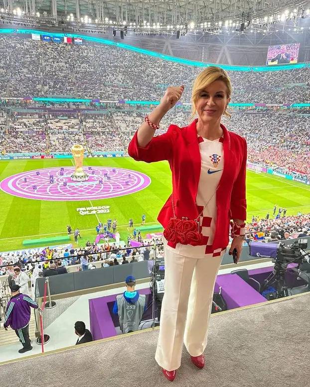 FOTO Kad Kolinda navija: Pila je pivo, klečala pred TV-om, ušla u svlačionicu i pokisnula kao miš