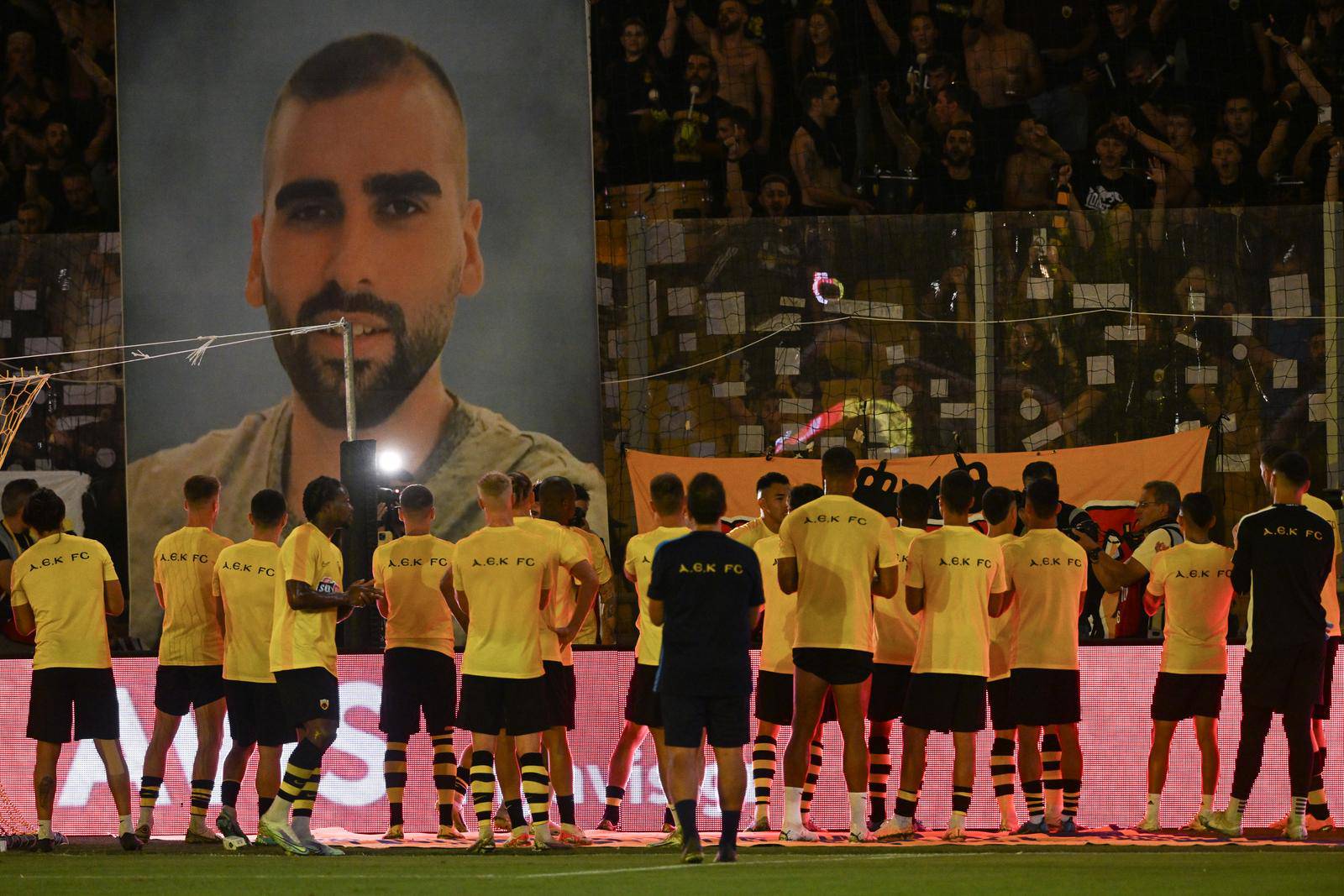 Atena: Igrači AEKa uoči utakmice odali počast ubijenom navijaču
