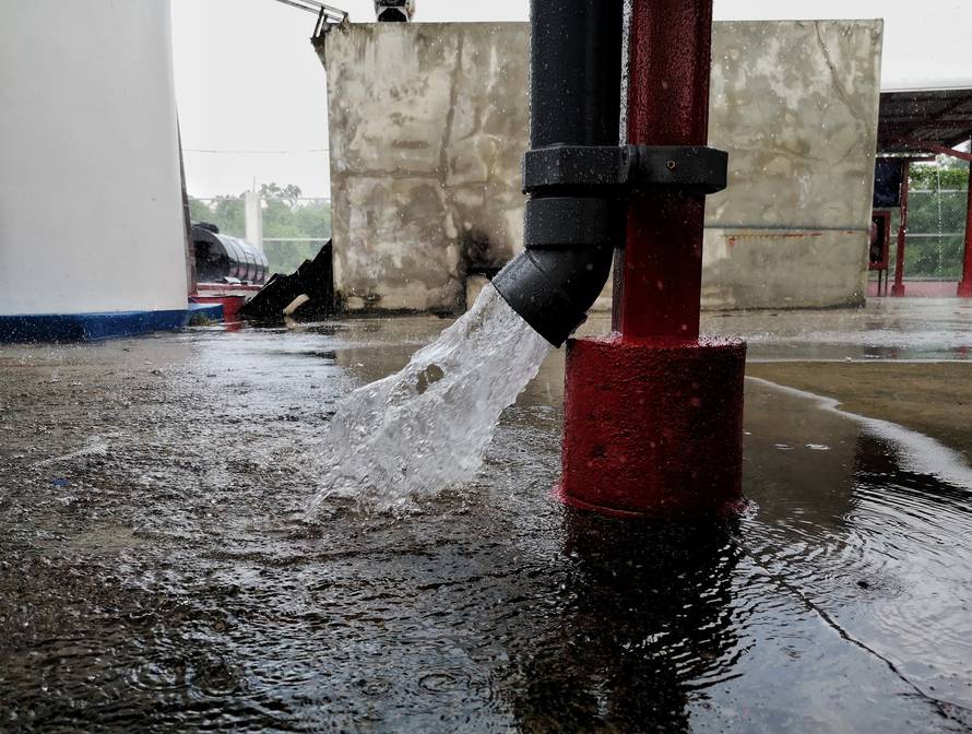 Sewerage,Drain,A,Large,Amount,Of,Water,To,Flow,Into