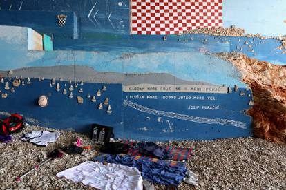 Skrivena plaža u Rogaču na Šolti ujedno je i pravo umjetničko djelo