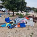 FOTO Komunalci na Pagu kupili stvari kojima su neki planirali rezervirati mjesto na plaži