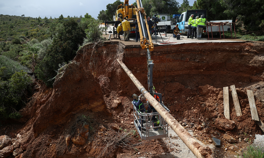 FOTO Prometni kolaps u Grčkoj: Poljak se utopio kod Atene, a Kretu 'obojio' pijesak iz Sahare