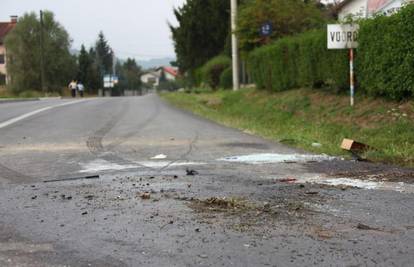 Auto završio na krovu, dva čovjeka ostala zaglavljena