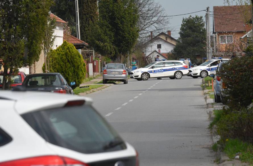 Policija mu je oduzela pištolj pa se popeo na krov: 'Ja ne idem!'