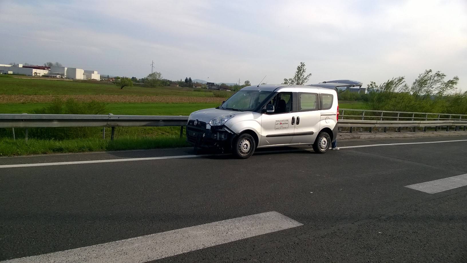 Teška nesreća: Mazda se zabila u stup pa više puta okrenula