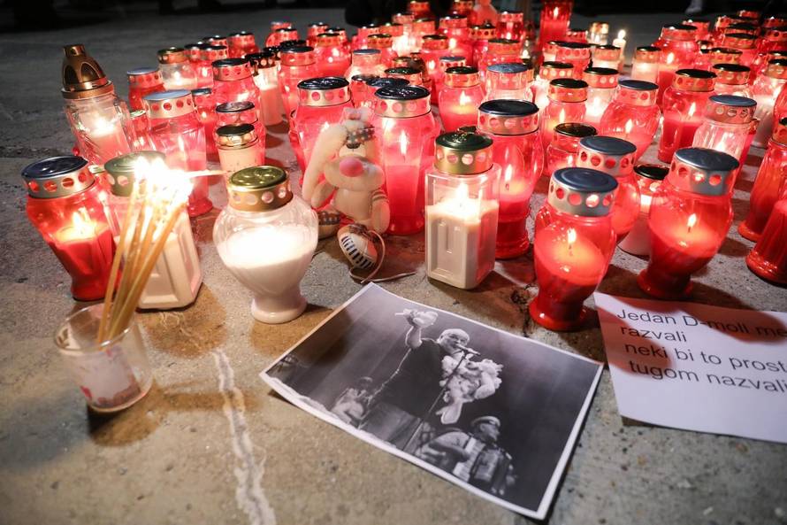 Zagreb: Obožavatelji se ispred Arene opraštaju od Balaševića pjesmom i paljenjem svijeća