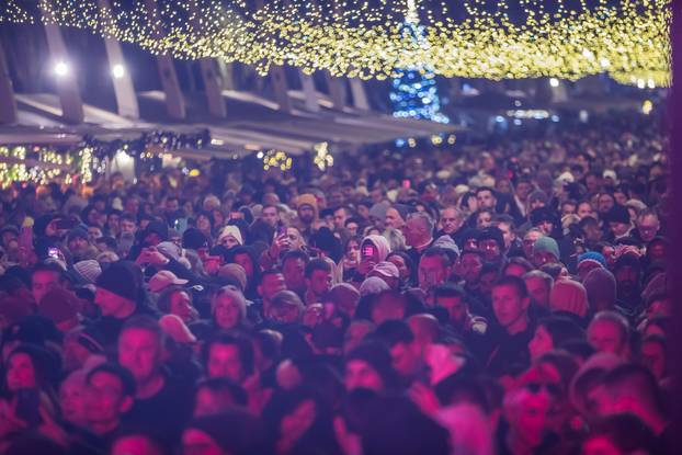 Željko Bebek i Baby Lasagna uvelu su Split u Novu 2026. godinu uz vatromet i dronove