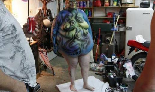 Ima 227 kg, ali se okušala  kao model za body painting