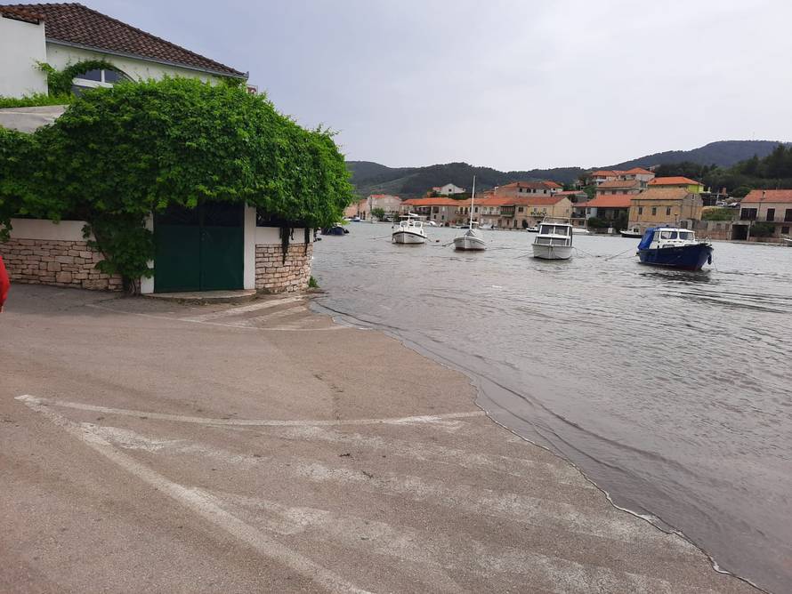 Meteorološki tsunami pogodio Velu Luku, nasukale se brodice