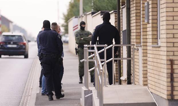 Čepin:  Policija i djelatnici USKOK-a ispred kuće Dragana Bakovića zvanog Bambur