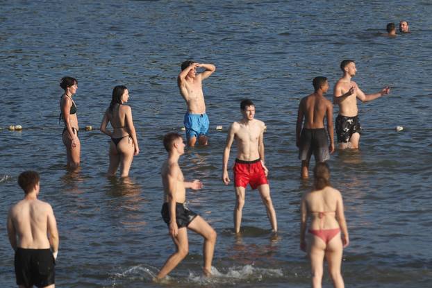 Osijek: Visoka temperatura je  izmamila mnogobrojne građane na osvježenje u Dravi
