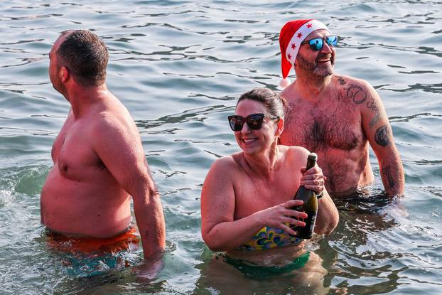 Tradicionalno novogodišnje kupanje uz šampanjac na pulskom Mornaru