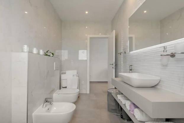 FOTO Ogromna parcela, privatni wellness i čudo od pogleda: Vila u Podstrani čeka novog vlasnika