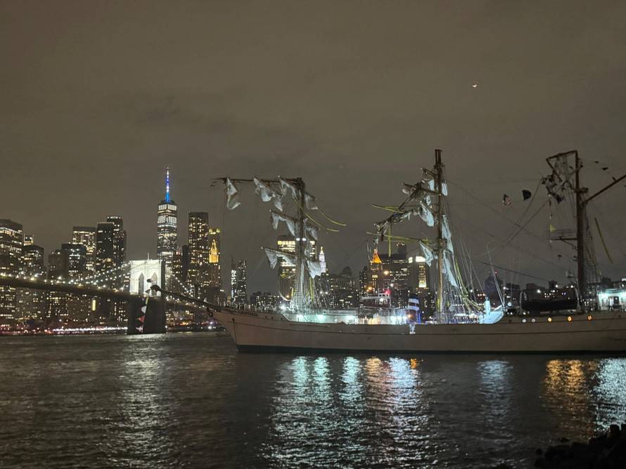 Mexican Navy training ship damaged after it ran into the Brooklyn Bridge in New York City