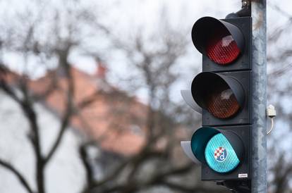 Zagreb: Semafor u Rusanovoj ulici umjesto zelene svijetli plava boja uz naljepnicu s Dinamovim grbom