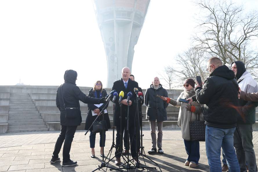 Vukovar: Nekoliko čelnika stranaka kod vodotornja potpisalo memorandum o političkoj suradnji