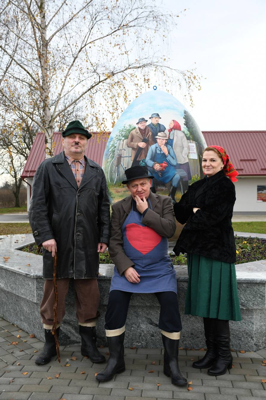 Sigetec: U selu gdje su se snimali popularni Gruntovčani postavljena pisanica s njihovim likovima