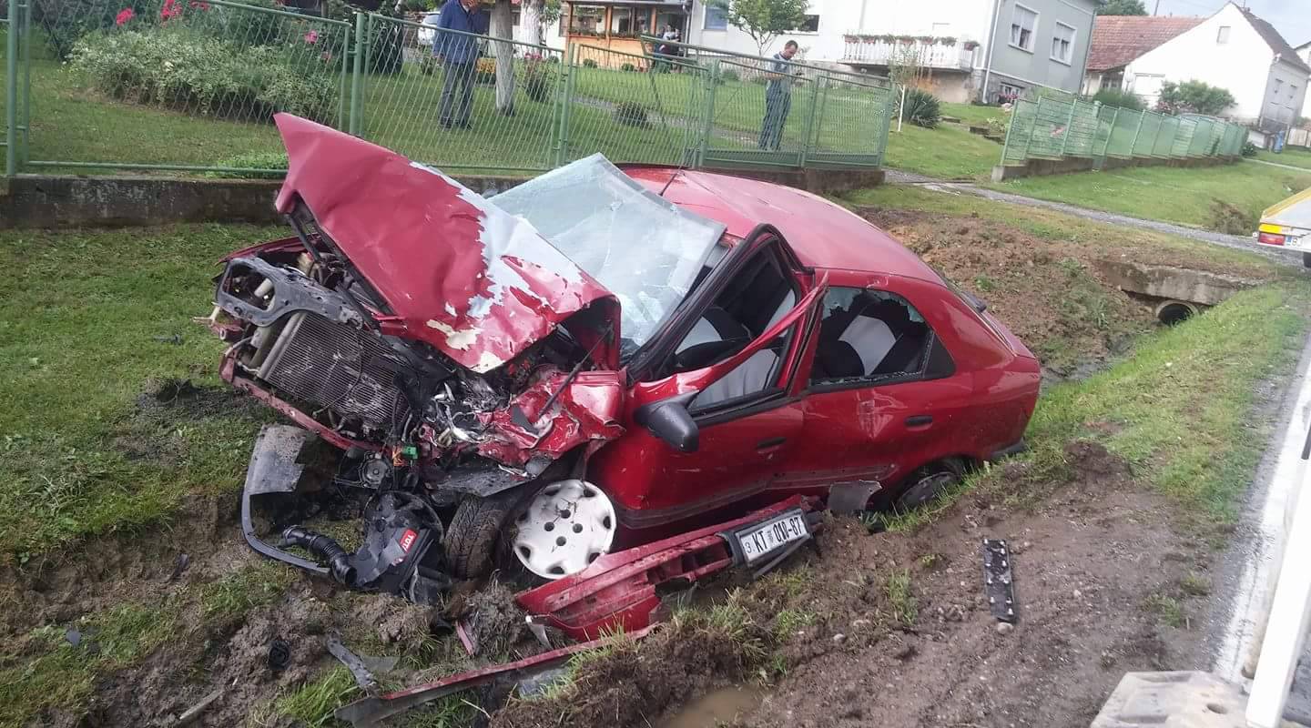 Nalet kamiona smrskao auto, muškarac (59) teško ozlijeđen